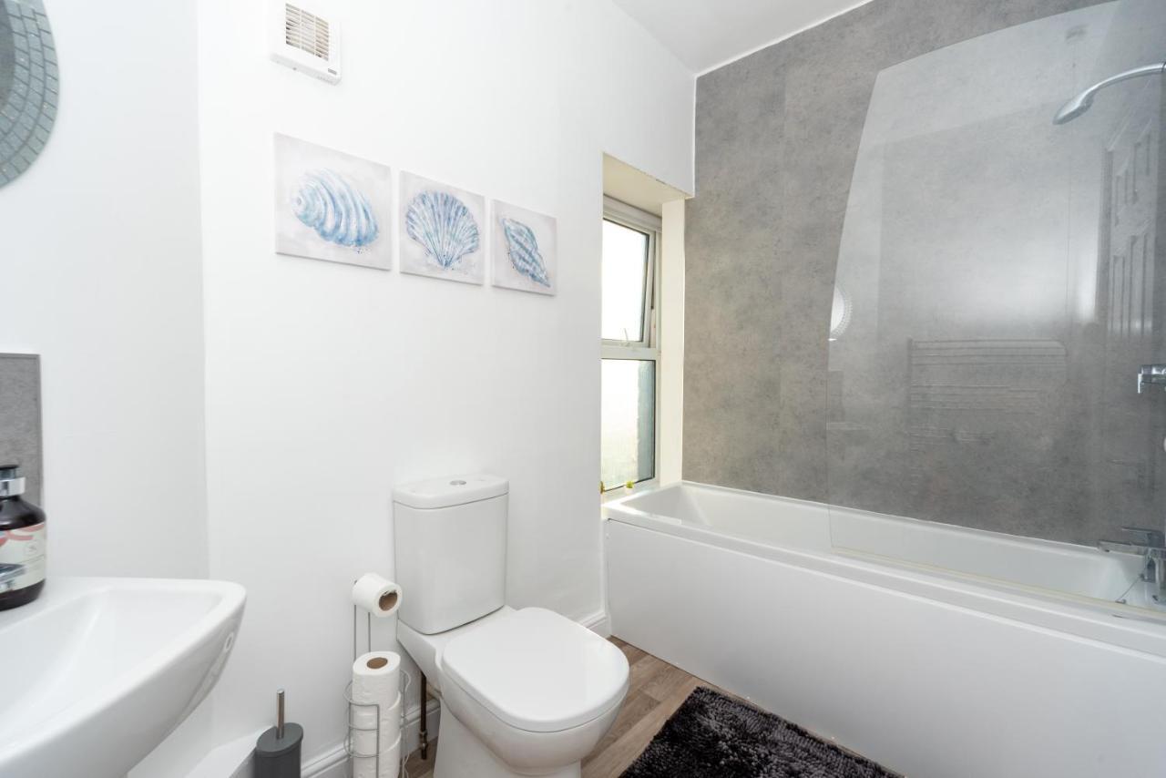 Sea Views Modern Two Bedroom Apartment 로웨스터프 외부 사진